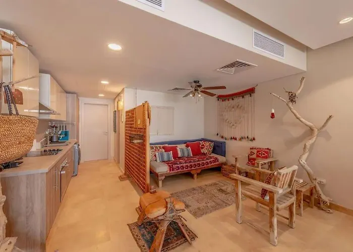Mangroovy - Spacious Boho 2 Bedroom Pool View *