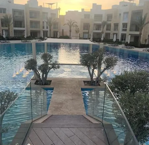 Mangroovy - Spacious Boho 2 Bedroom Pool View Daire