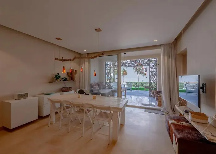 Mangroovy - Spacious Boho 2 Bedroom Pool View Apartman *