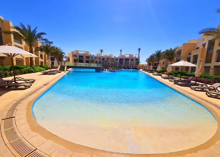 Mangroovy - Spacious Boho 2 Bedroom Pool View Apartman Gurdaka