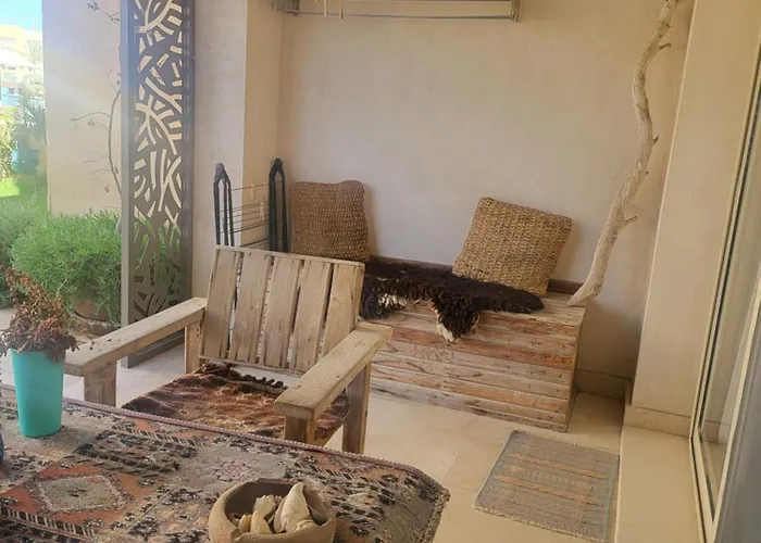 Mangroovy - Spacious Boho 2 Bedroom Pool View Apartman