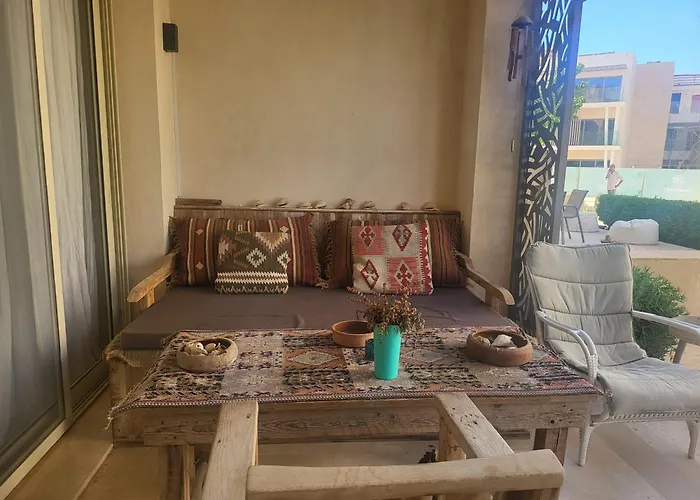 Mangroovy - Spacious Boho 2 Bedroom Pool View Apartman
